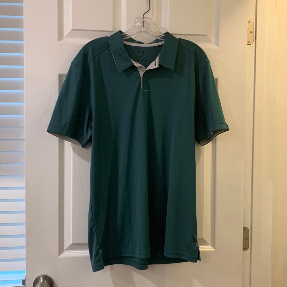 Men’s green Oakley polo